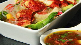 Asijský salát se skleněnými nudlemi