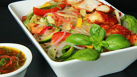 Asijský salát se skleněnými nudlemi