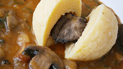 Bramborové knedlíky se žampiony, na žampionech, Detail knedlíku