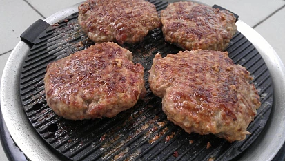 Burger na kokosovém uhlí, Lehce propéct na grilu