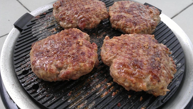 Burger na kokosovém uhlí, Lehce propéct na grilu