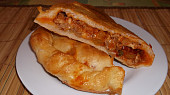 Calzone s mletým masem, paprikou, sušenými rajčaty a sýrem