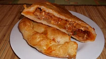 Calzone s mletým masem, paprikou, sušenými rajčaty a sýrem