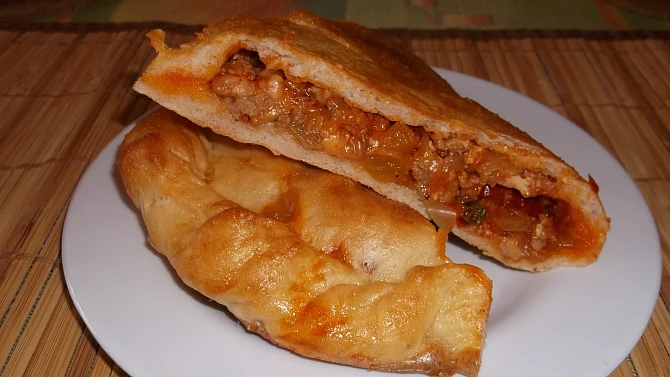 Calzone s mletým masem, paprikou, sušenými rajčaty a sýrem