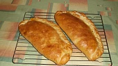 Calzone s mletým masem, paprikou, sušenými rajčaty a sýrem