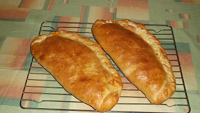 Calzone s mletým masem, paprikou, sušenými rajčaty a sýrem