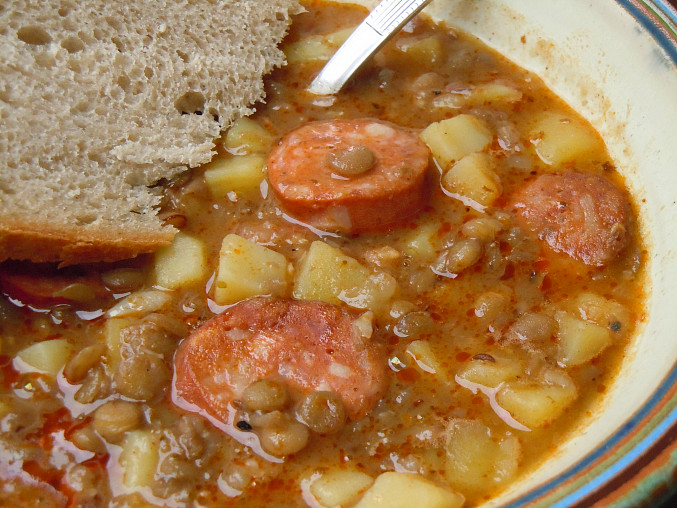 Čočková polévka s klobásou a bramborami