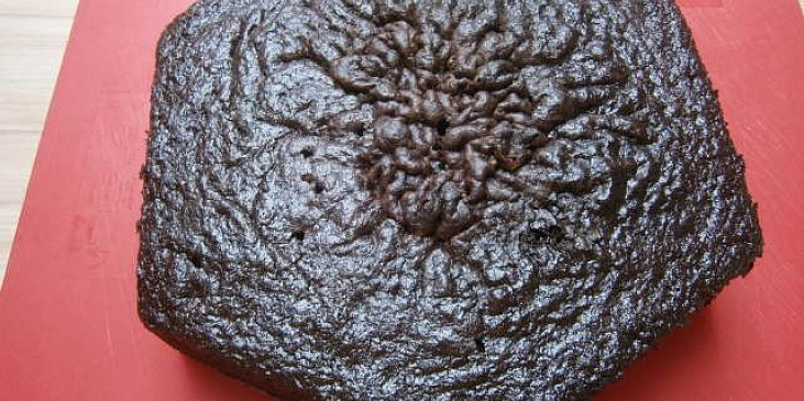 Čokoládový korpus na dort (při vyndání z trouby)
