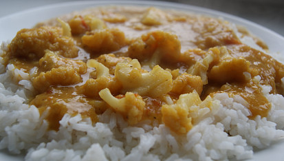 Curry s květákem a červenou čočkou