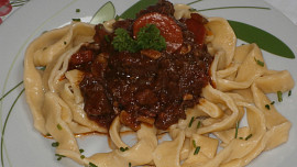 Daub de boeuf (dušené hovězí maso s červeným vínem, česnekem a tymiánem) Daub de boeuf (dušené hovězí maso s červeným vínem, česnekem a tymiánem)