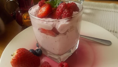 Lehká svačina z tvarohu, čerstvých jahod, malin a borůvek