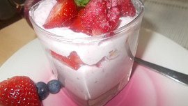 Lehká svačina z tvarohu, čerstvých jahod, malin a borůvek