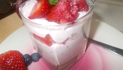Lehká svačina z tvarohu, čerstvých jahod, malin a borůvek