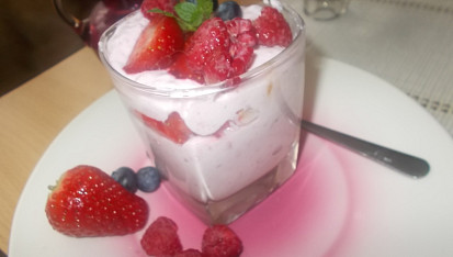 Dnešní lehká svačina z tvarohu, čerstvých jahod, malin a borůvek
