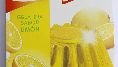 Dort z citronové pěny (mousse), želatina  s příchutí citronu