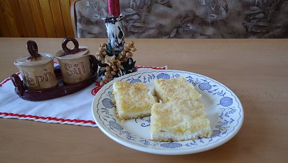 Drobenkový tvarohový koláč zalitý šlehačkou