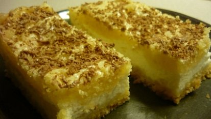 Drobenkový tvarohový koláč zalitý šlehačkou