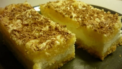 Drobenkový tvarohový koláč zalitý šlehačkou