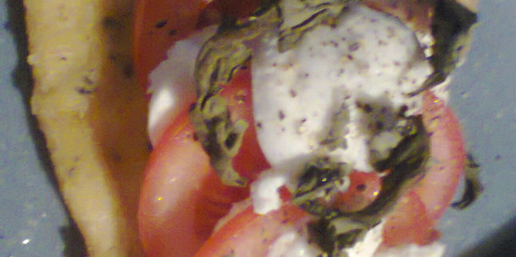 Gratinovaná treska s mozzarellou, rajčaty a bazalkou