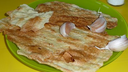Grilovaná filo placka s česnekem