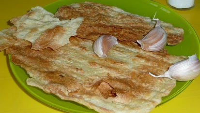 Grilovaná filo placka s česnekem