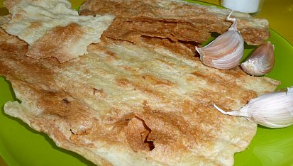 Grilovaná filo placka s česnekem