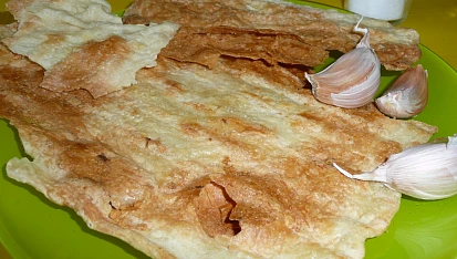 Grilovaná filo placka s česnekem