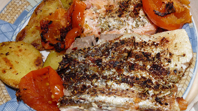 Grilovaný filet z lososa s brambůrkem a rajským