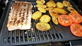 Grilovaný filet z lososa s brambůrkem a rajským, na grilu