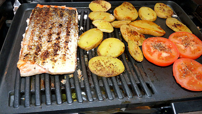 Grilovaný filet z lososa s brambůrkem a rajským, na grilu