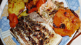 Grilovaný filet z lososa s brambůrkem a rajským