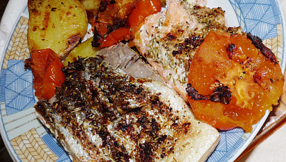 Grilovaný filet z lososa s brambůrkem a rajským