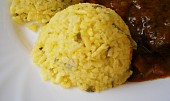 Hovězí plátek v"Boloňské"omáčce, Podávala jsem s"Dušenou rýží v papiňáku"s trochou kurkumy pro žlutou barvu