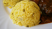 Hovězí plátek v"Boloňské"omáčce, Podávala jsem s"Dušenou rýží v papiňáku"s trochou kurkumy pro žlutou barvu