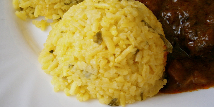 Podávala jsem s"Dušenou rýží v papiňáku"s trochou kurkumy pro žlutou barvu
