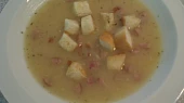 Hrachová polévka ze žlutého hráchu s chlebovými kostičkami