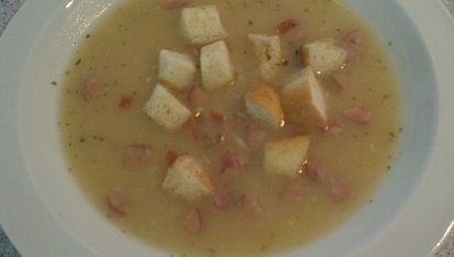Hrachová polévka ze žlutého hráchu s chlebovými kostičkami