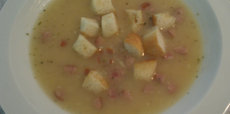 Hrachová polévka ze žlutého hráchu s chlebovými kostičkami
