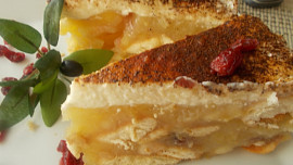 Jablečný  lahodný moučník s banány a brusinkami, zdobený  zakysanou smetanou