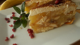 Jablečný  lahodný moučník s banány a brusinkami, zdobený  zakysanou smetanou