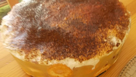 Jablečný  lahodný moučník s banány a brusinkami, zdobený  zakysanou smetanou