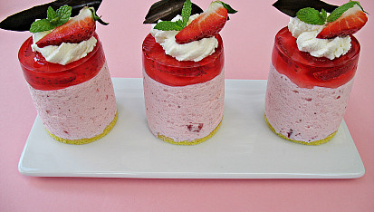 Jahodový smetanový dort (mousse), v podobě minidortíků
