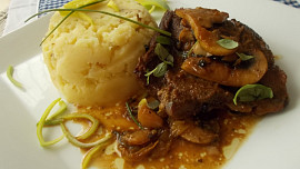 Jehněčí kýta na česneku a  čerstvé majoránce, podlévaná černým pivem