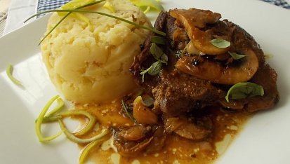 Jehněčí kýta na česneku a  čerstvé majoránce, podlévaná černým pivem