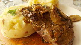 Jehněčí kýta na česneku a  čerstvé majoránce, podlévaná černým pivem