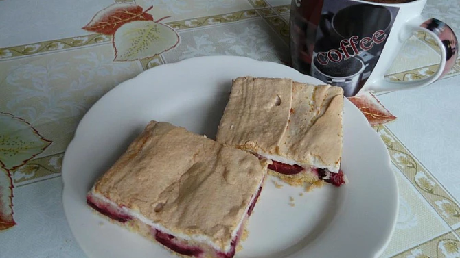 Jemný švestkový koláč se sněhem