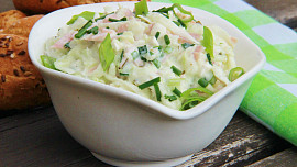 Kedlubnový salát se šunkou a tatarkou