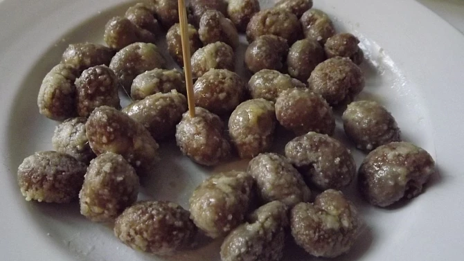 Králičí párty ledvinky, polovina ledvinek s párátkem