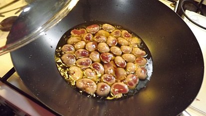 Králičí párty ledvinky, smažíme docela zprudka (polovina ledvinek)