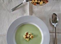 Hrášková polévka (krém) s krutony